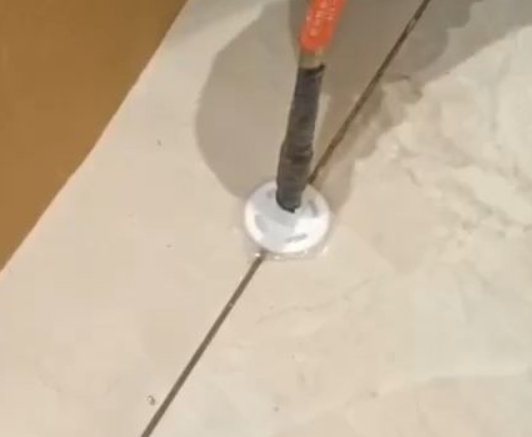 清丰瓷砖空鼓维修公司专业解答瓷砖在铺贴过程中，如果没有涂抹均匀到位的粘结材料（如水泥砂浆或瓷砖胶），可能会导致以下问题