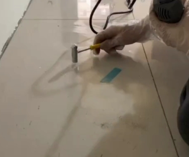 清丰瓷砖开裂维修公司专业分享瓷砖在铺贴前如果没有沥干水分，将会导致以下问题
